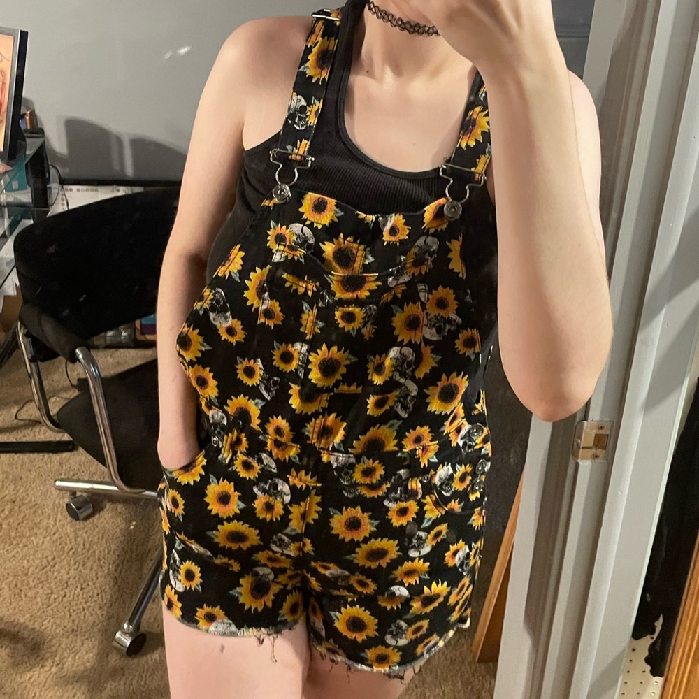 hot topic sunflower overall shorts